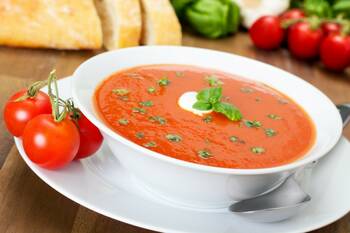 Červená rajčatová polévka s parmezánem