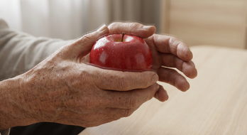 Lesklý postřik na jablku: Může nám o desítky let později způsobit třes rukou?