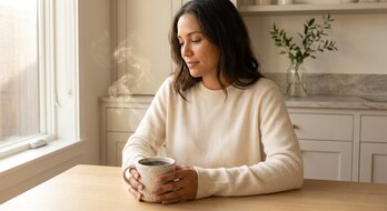 Druhý šálek kávy není projev slabosti. Je to investice do vaší paměti.