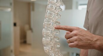 Naděje pro bolavá záda? Lék na osteoporózu ukazuje nečekané výsledky