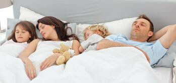 Dítě v posteli rodičů a vliv na partnerský vztah