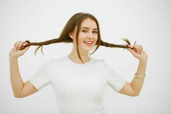 Krása pod lupou: Tipy a triky pro jemné vlasy