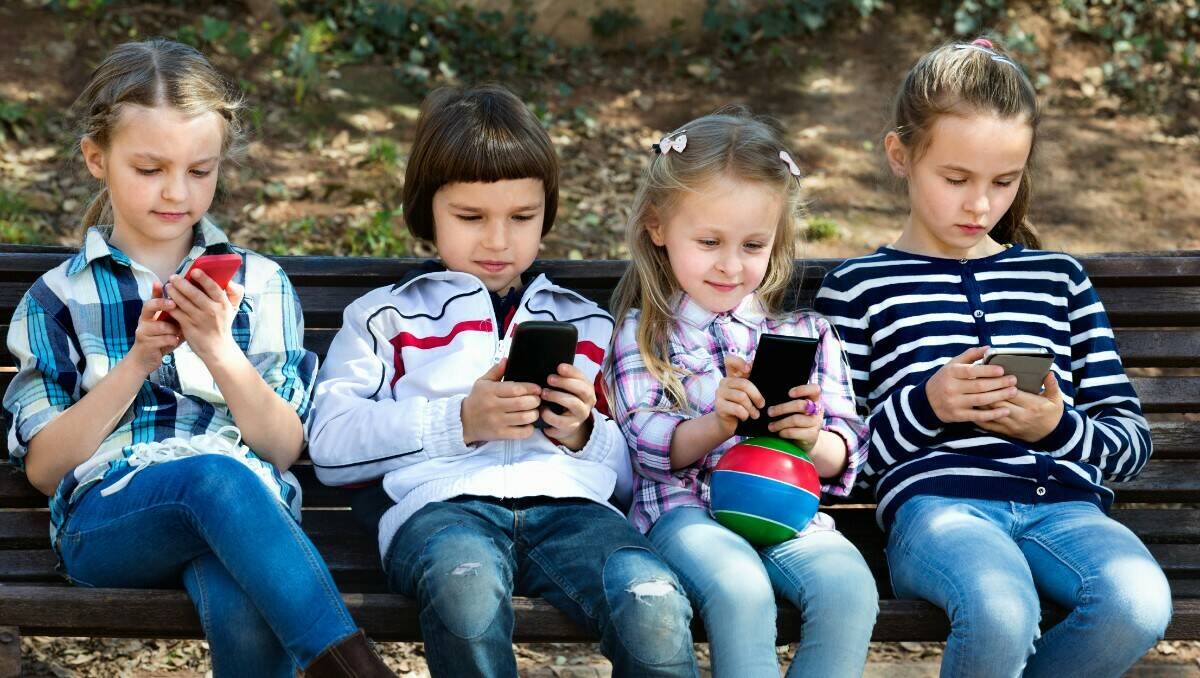 Kdy je správný čas pořídit dítěti mobil?