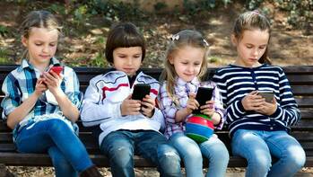 Kdy je správný čas pořídit dítěti mobil?