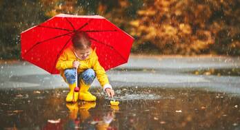 10 tipů, jak zabavit dítě, když prší