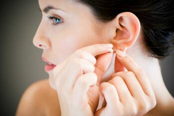 Ohrožují náušnice v uchu naše zdraví?