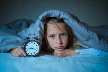 Nespavost školáků? Ponocování a špatná spánková hygiena