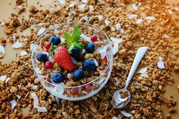 Hledáte tip na zdravou snídani? Zkuste domácí ořechovou granolu!