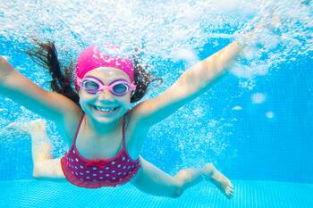 Jak naučit dítě plavat?