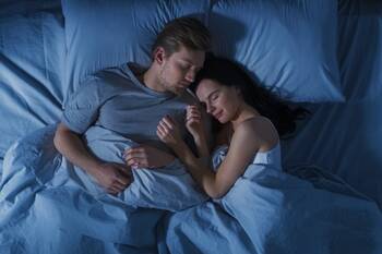 Co prozradí poloha při spánku o našem vztahu?