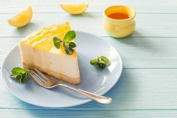 Hledáte opravdu lehký a svěží dezert? Zkuste citrónový nepečený cheesecake s bílou čokoládou!