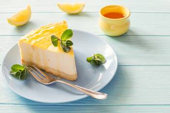Hledáte opravdu lehký a svěží dezert? Zkuste citrónový nepečený cheesecake s bílou čokoládou!