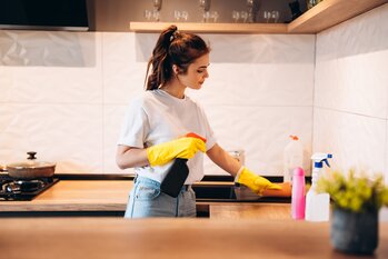 Průvodce lehkým letním úklidem, který vám pročistí domov i mysl