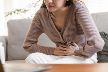 Bolestivá menstruace není váš osud: Tipy, jak si ulevit pomocí bylinek, tepla a jemného cvičení