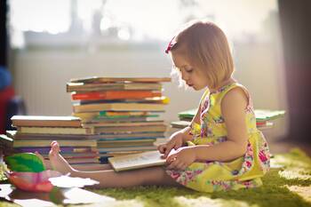 Proč je tak důležité dětem číst?
