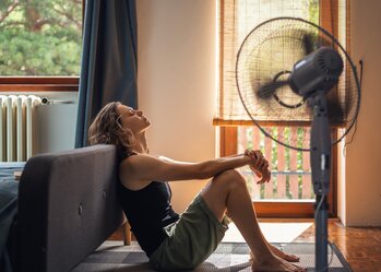 Jak přežít vlnu veder: 7 ověřených tipů, jak ochladit byt i bez klimatizace