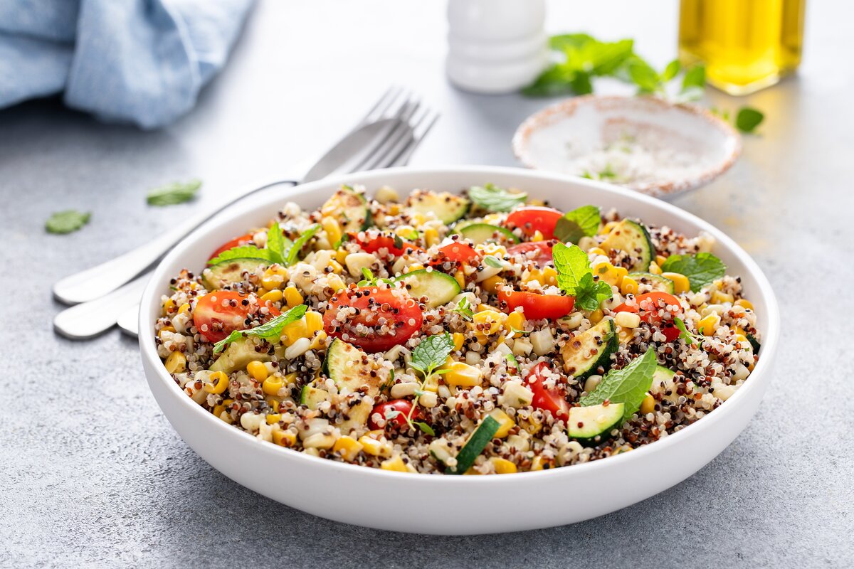 Hledáte rychlý a zdravý oběd? Tento Quinoa Bowl s pečenou zeleninou a hummusem je láska na první ochutnání