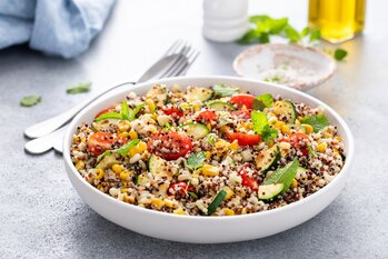Hledáte rychlý a zdravý oběd? Tento Quinoa Bowl s pečenou zeleninou a hummusem je láska na první ochutnání