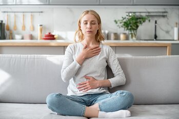Jak zklidnit mysl dechem? Objevte jednoduché dechové techniky a meditace proti stresu
