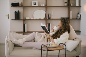 Více než jen příběh: Jak letní čtení prospívá vaší mysli a pomáhá vám najít klid