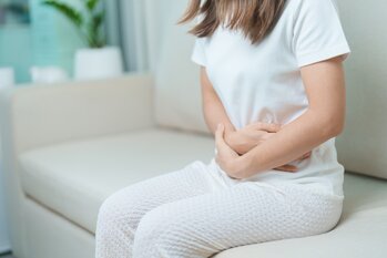 Bolestivá menstruace: 7 babských rad, které vám skutečně uleví