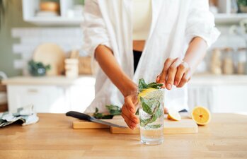 Voda s citronem po ránu: Zázračný elixír, nebo jen nafouknutá bublina?