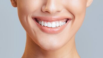 Domácí bělení zubů: 6 přírodních tipů pro zářivý úsměv