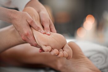 Naučte se masírovat nohy jako bůh: Průvodce pro dokonalou domácí relaxaci