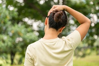 Zatuhlá šíje a bolest hlavy? 5 jednoduchých cviků, jak okamžitě uvolnit krční páteř