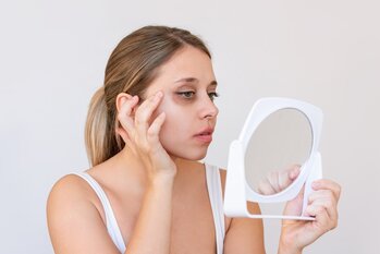 Pohled unavené pandy: Co (opravdu) funguje na oteklé oči a jak jim předejít?