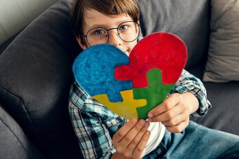 Příznaky a projevy autismu: Praktický průvodce pro lepší porozumění