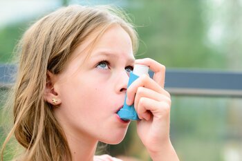 Astma trápí pacienty i v létě. Víte, jak ho rozpoznat?