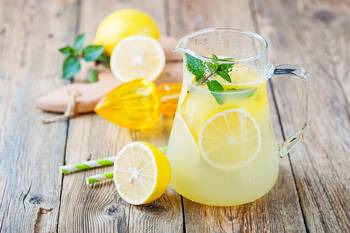 Domácí citronáda a další 3 tipy na zdravé letní osvěžení