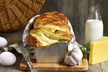 Trhací chleba (Pull apart bread) voní po česneku a bylinkách